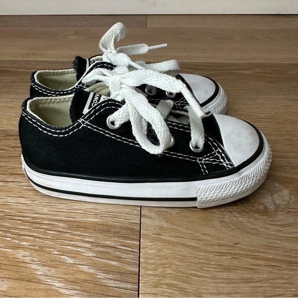 Converse Toddler Unisex Size 6 Chuck Taylor All Star Low-Top Sneakers - Picture 2 of 10